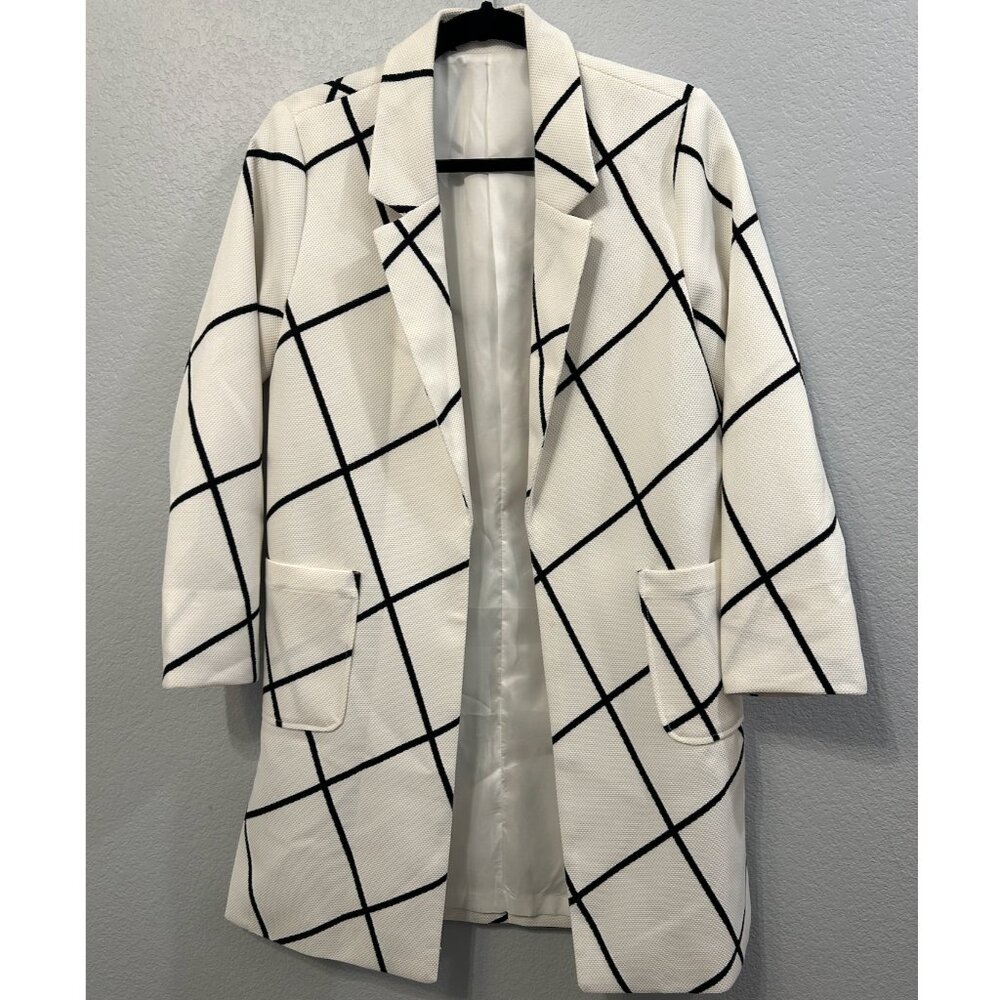 🖤🤍 Vintage White Coat with Black Stripes – Small 🖤🤍
